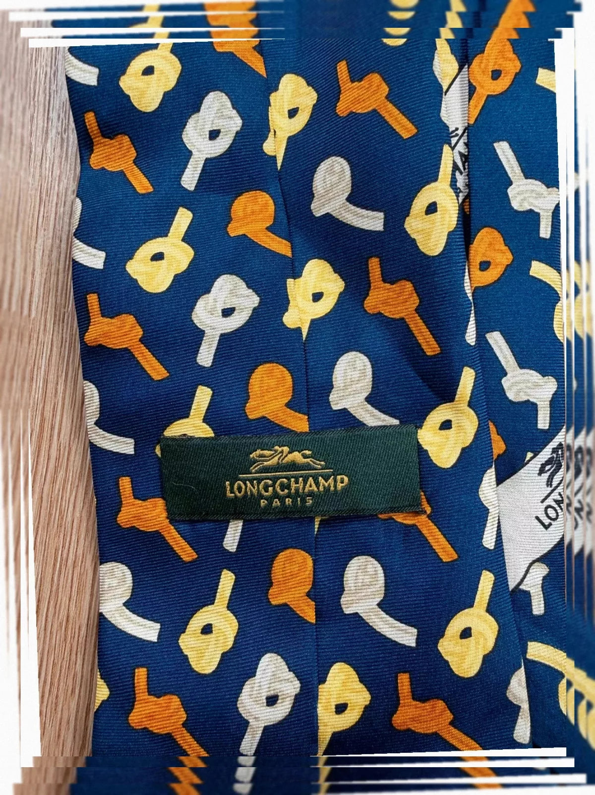 Cravate Longchamp soie bleu marine motifs guitares vintage