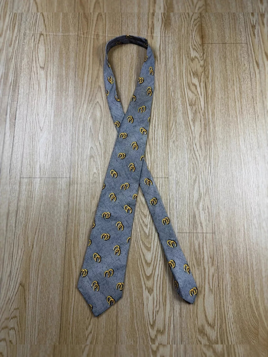 Cravate Longchamp soie grise motif fers à cheval vintage