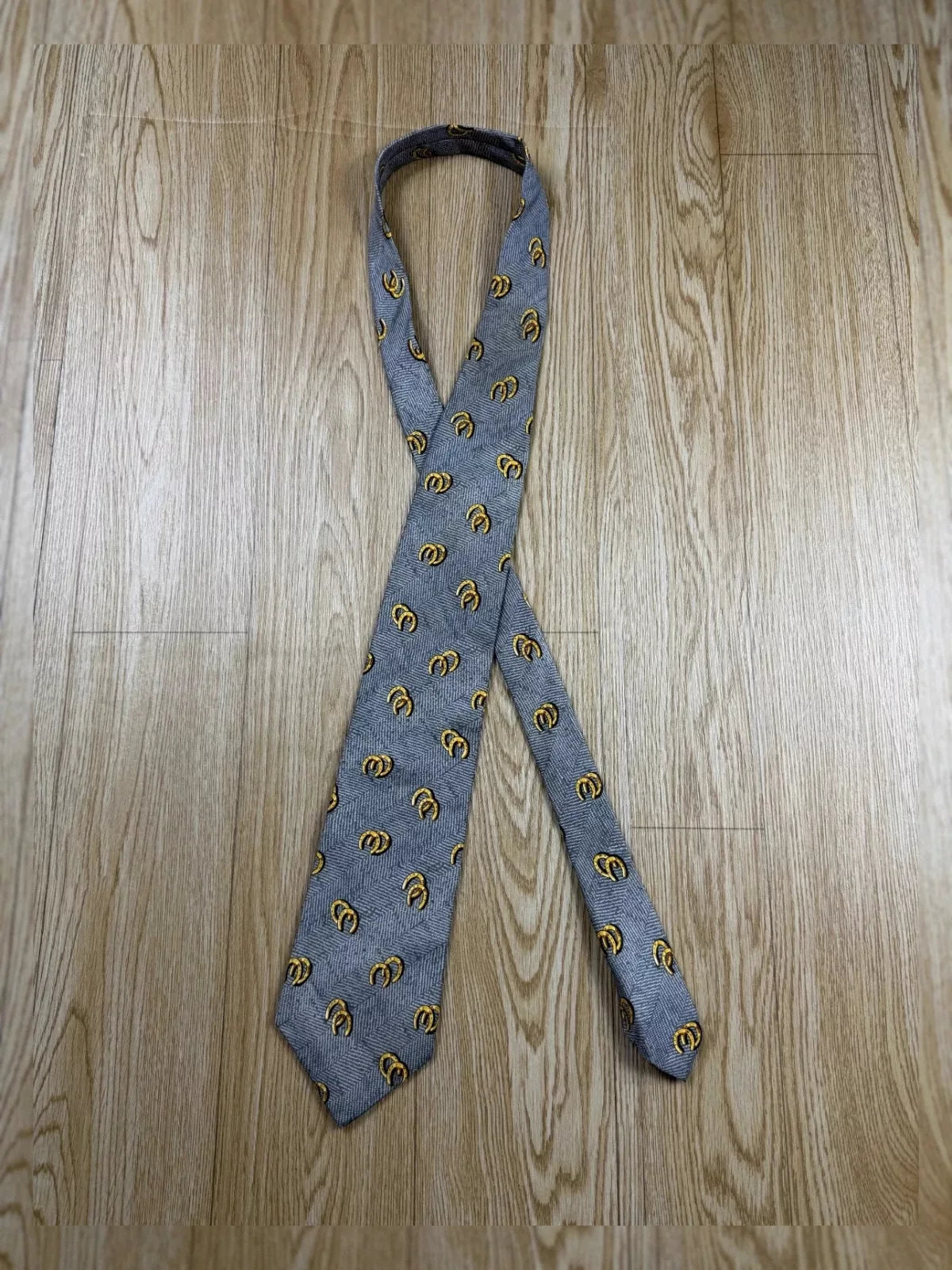 Cravate Longchamp soie grise motif fers à cheval vintage