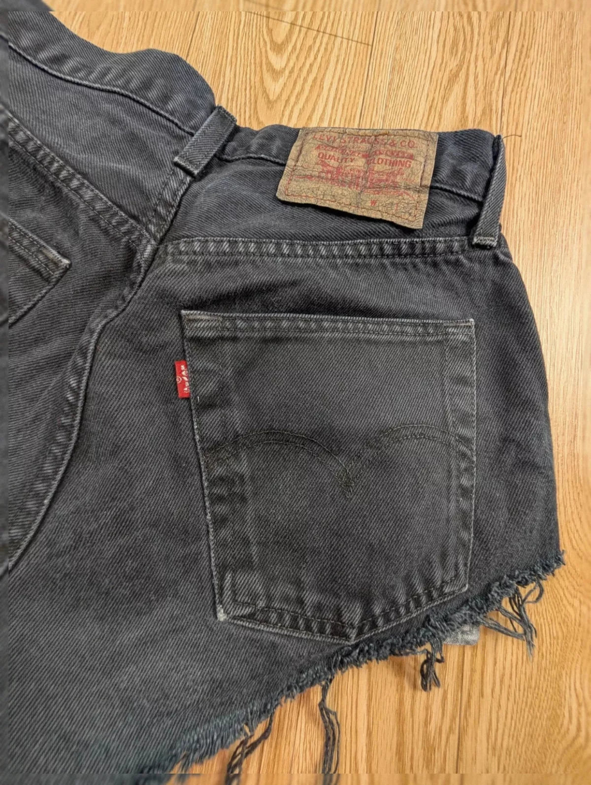 Short Levi's vintage noir délavé taille haute 90s S/36
