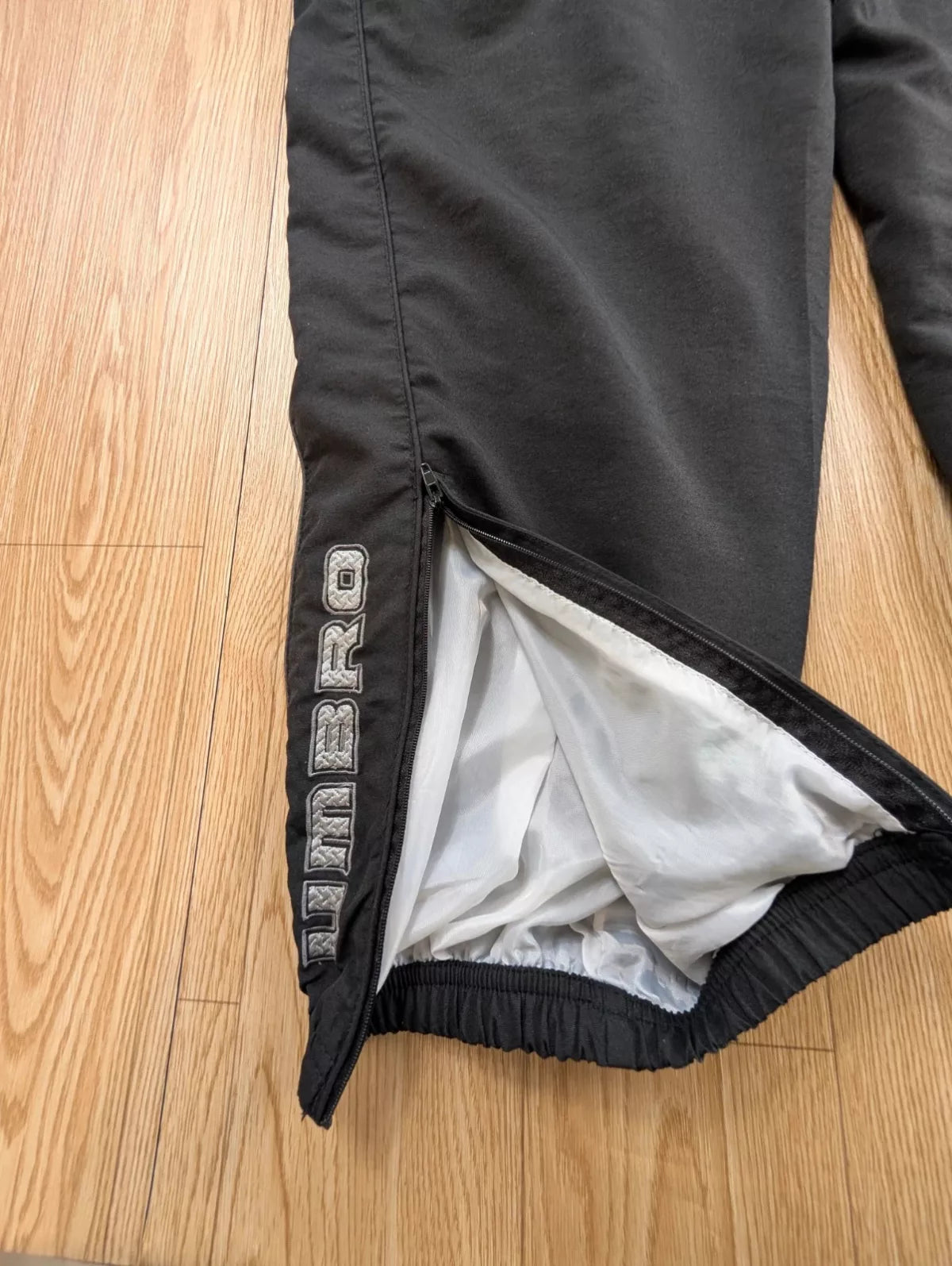 Pantalon Umbro vintage 90s shell noir zip latéral L