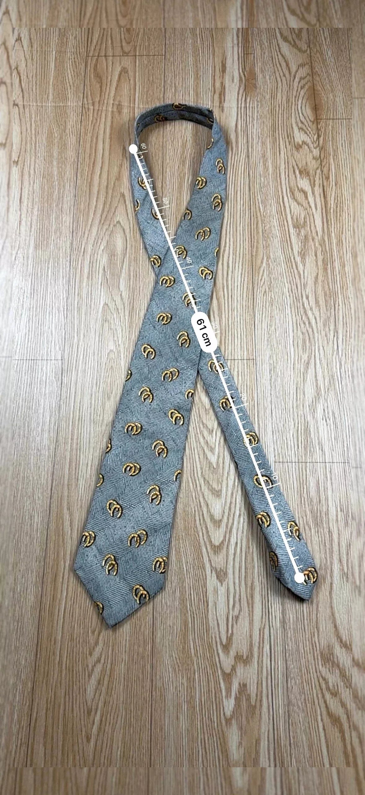 Cravate Longchamp soie grise motif fers à cheval vintage