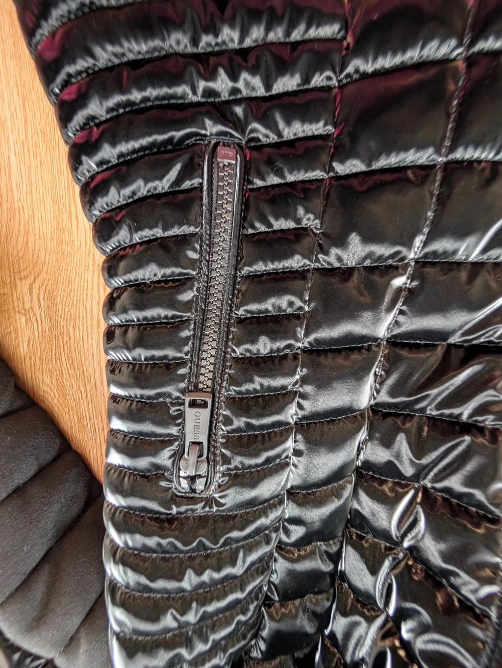 Doudoune Guess Vona Jacket noire brillante matelassée S