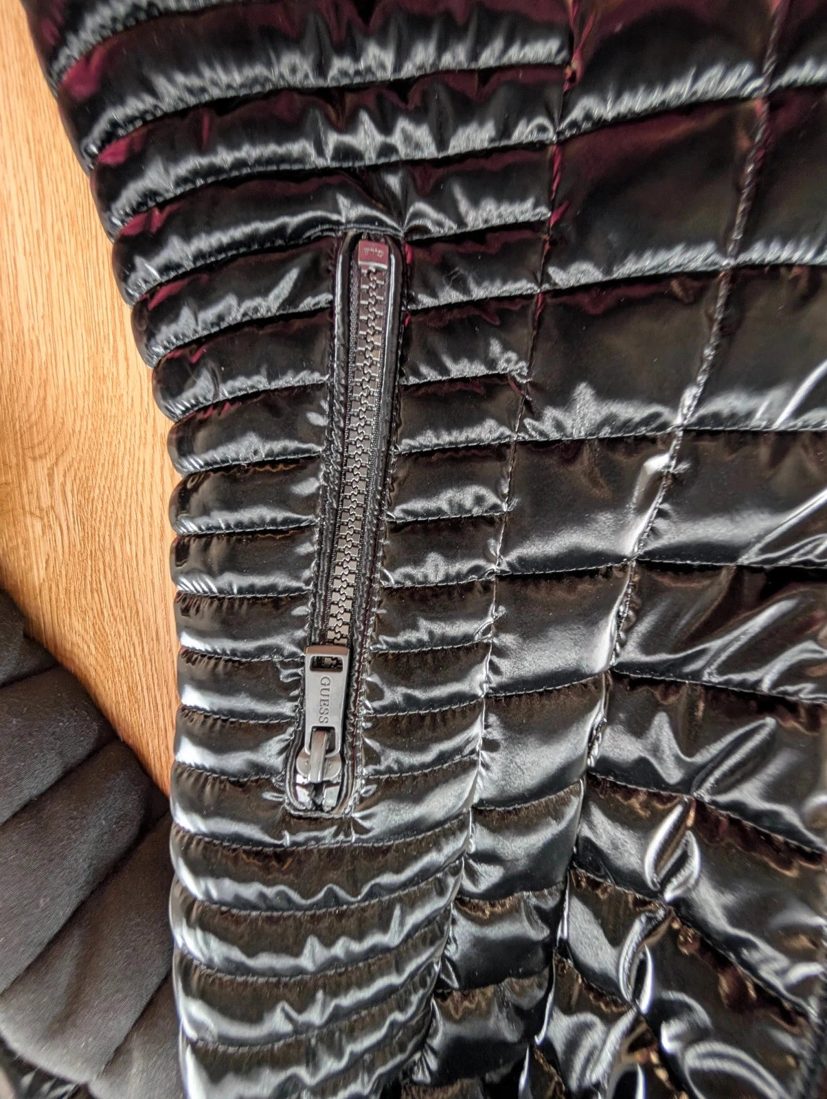 Doudoune Guess Vona Jacket noire brillante matelassée S