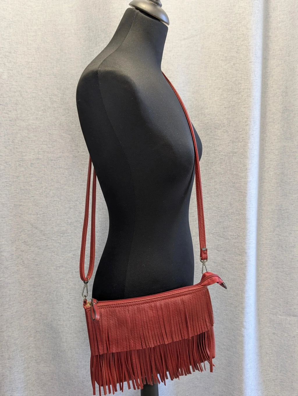 Sac bandoulière à franges bordeaux style western boho vintage